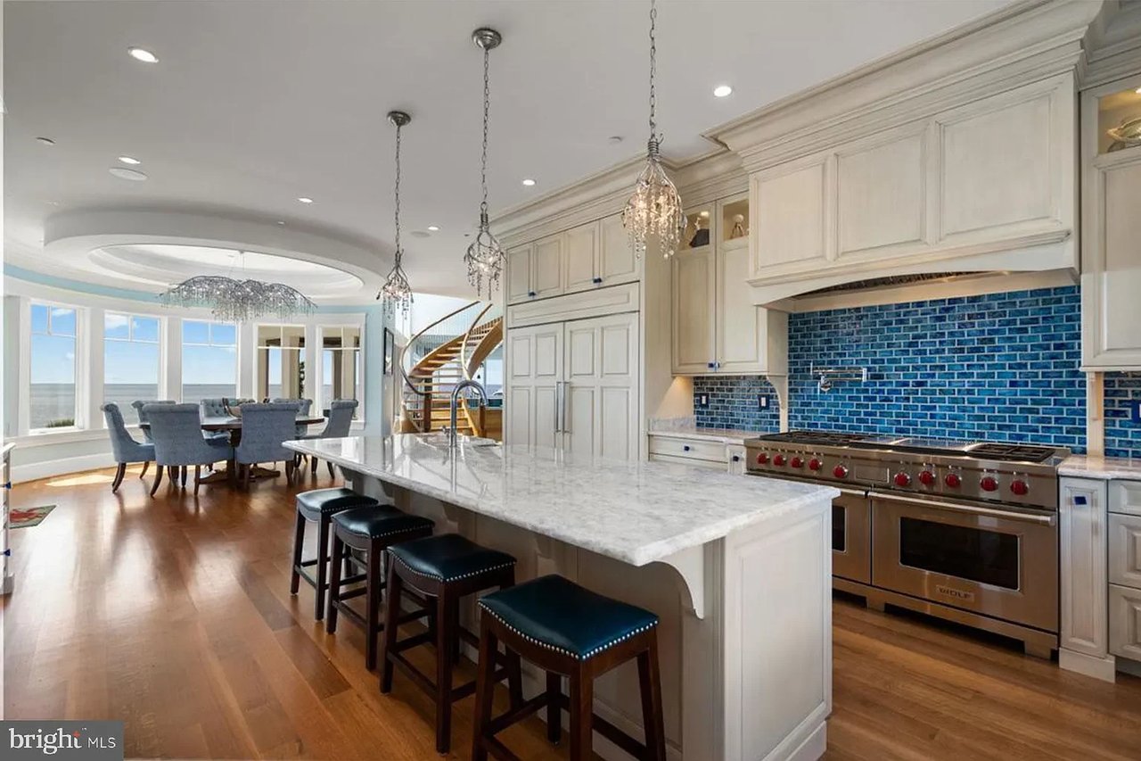 220 Lighthouse View Dr