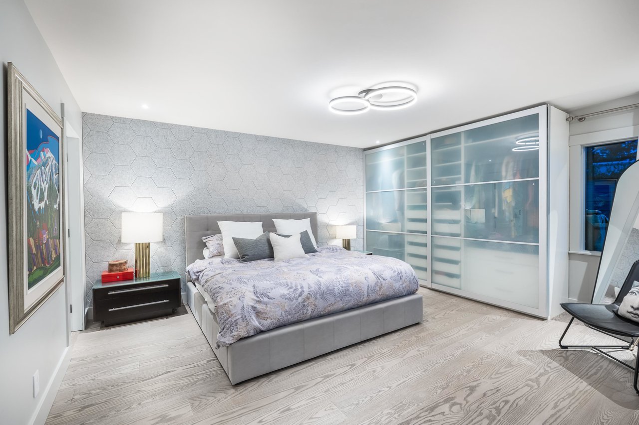 6242 St. Georges Cres