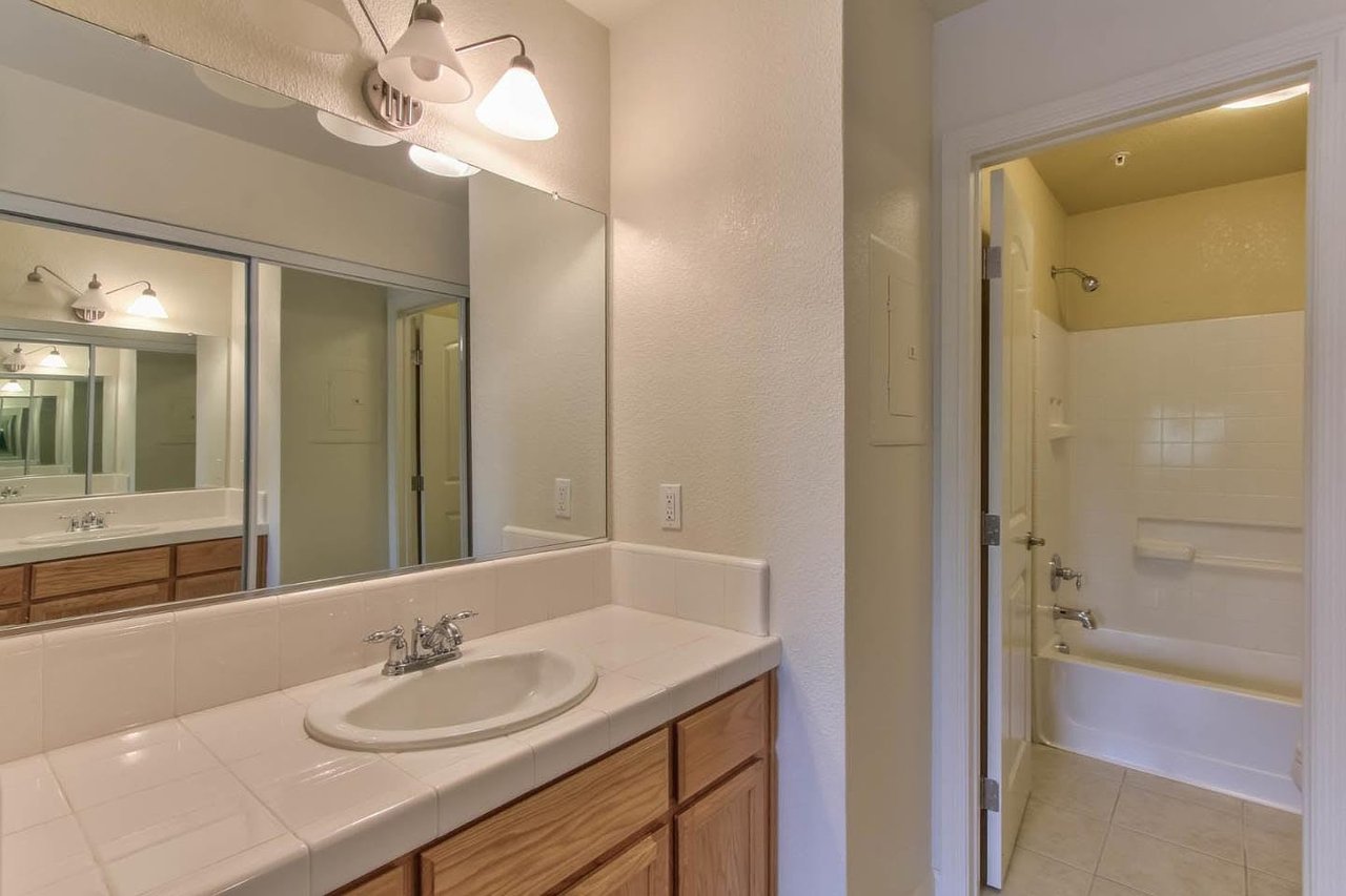 425 W Laurel Dr APT G