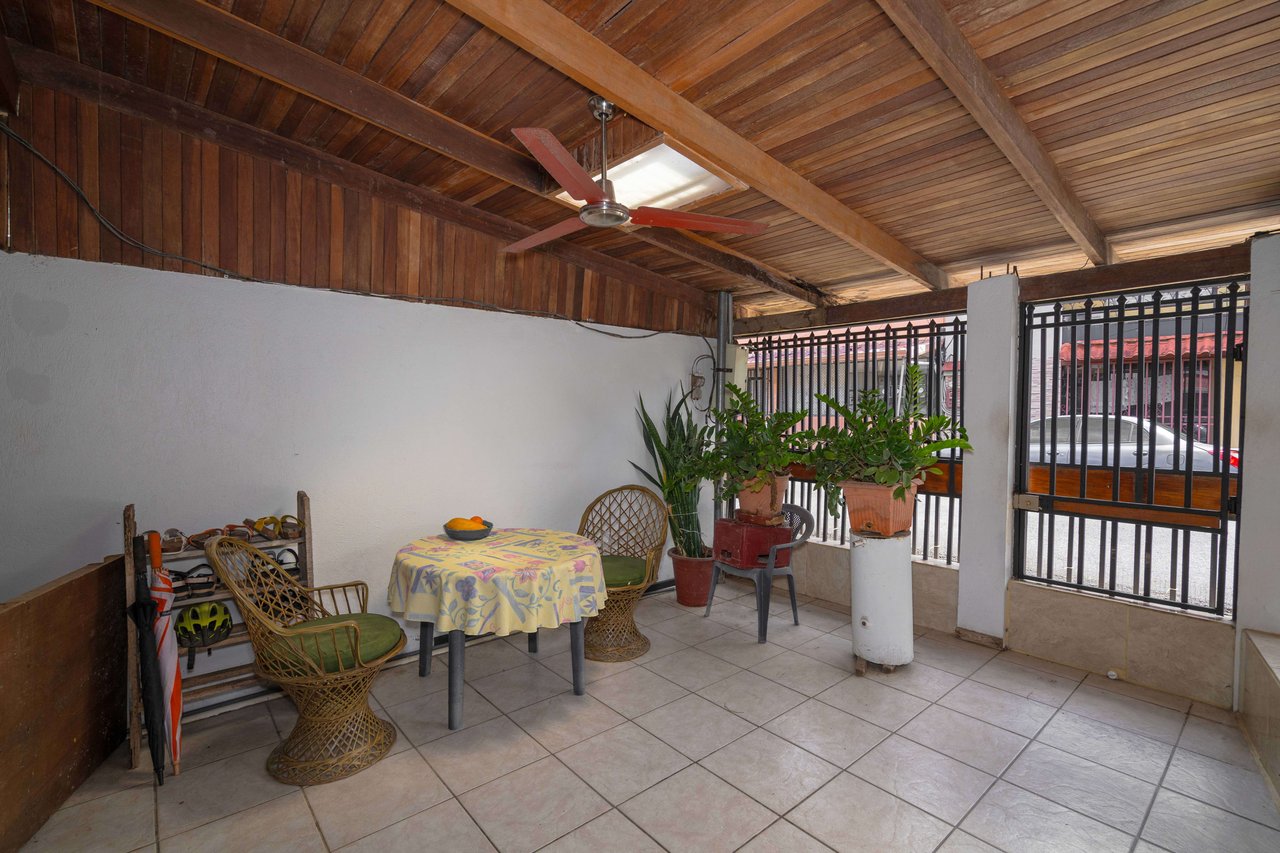 2-Story 4-Bedroom Quepos home, great location!