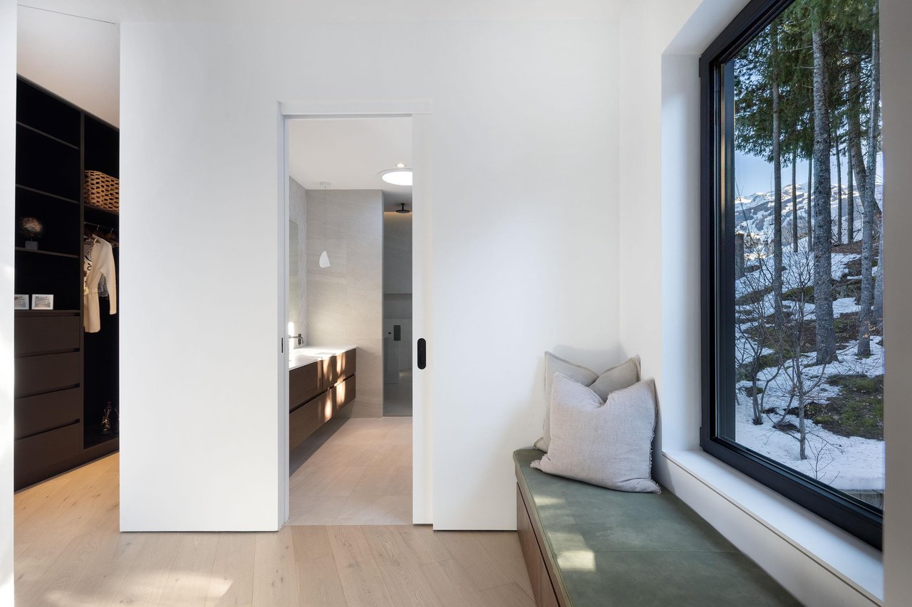 3565 Falcon Cres
