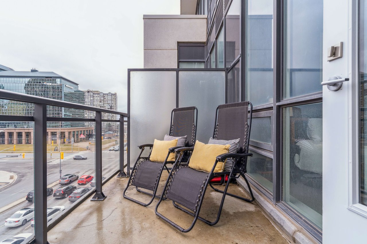 Bright & Spacious Condo In The Heart Of Downtown Mississauga