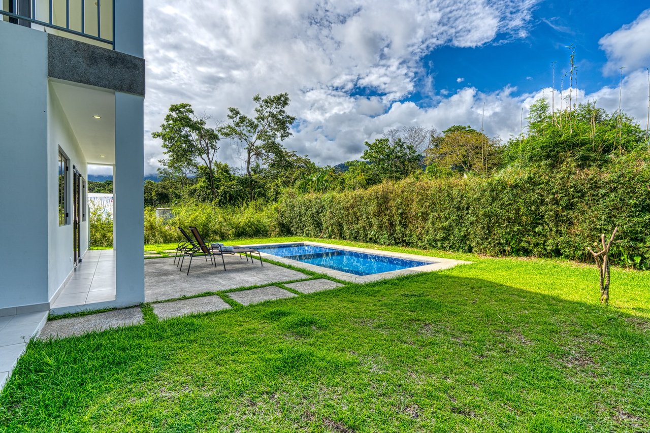 3 BEDROOM MODERN HOME WITH POOL WALKING DISTANCE TO EVERYTHING IN UVITA