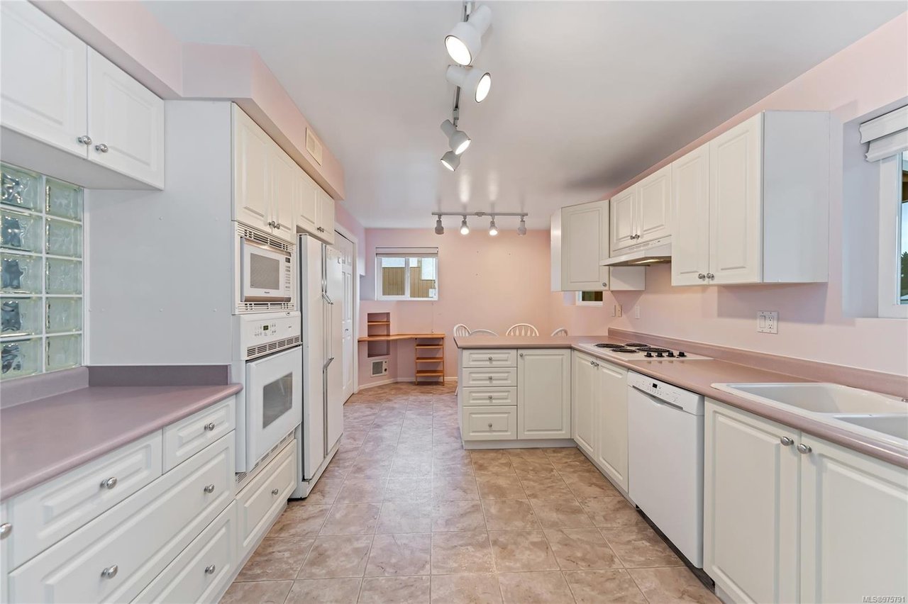 562 Baker St