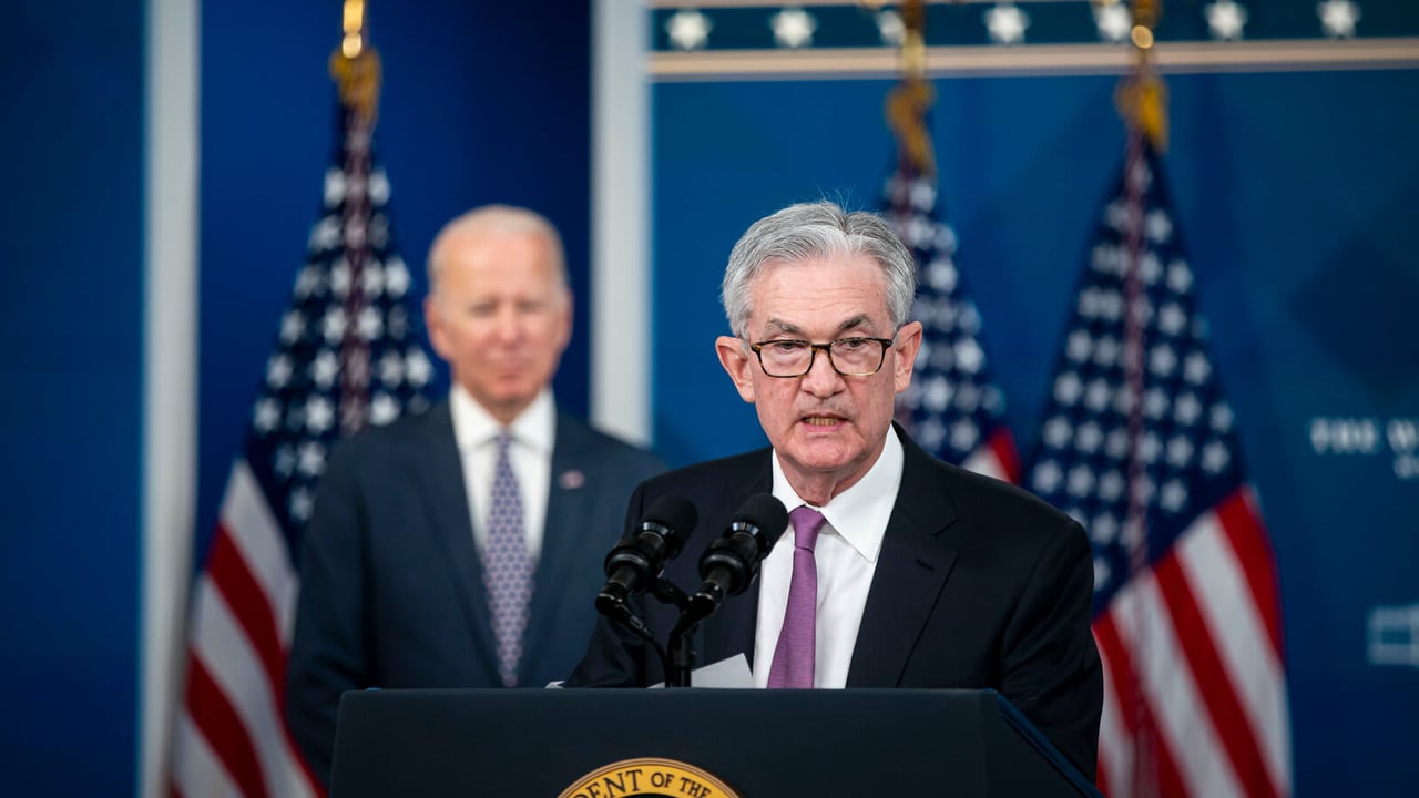 Finance experts explain how if Jerome Powell keeps interest rates at current level it would be better for the economy.