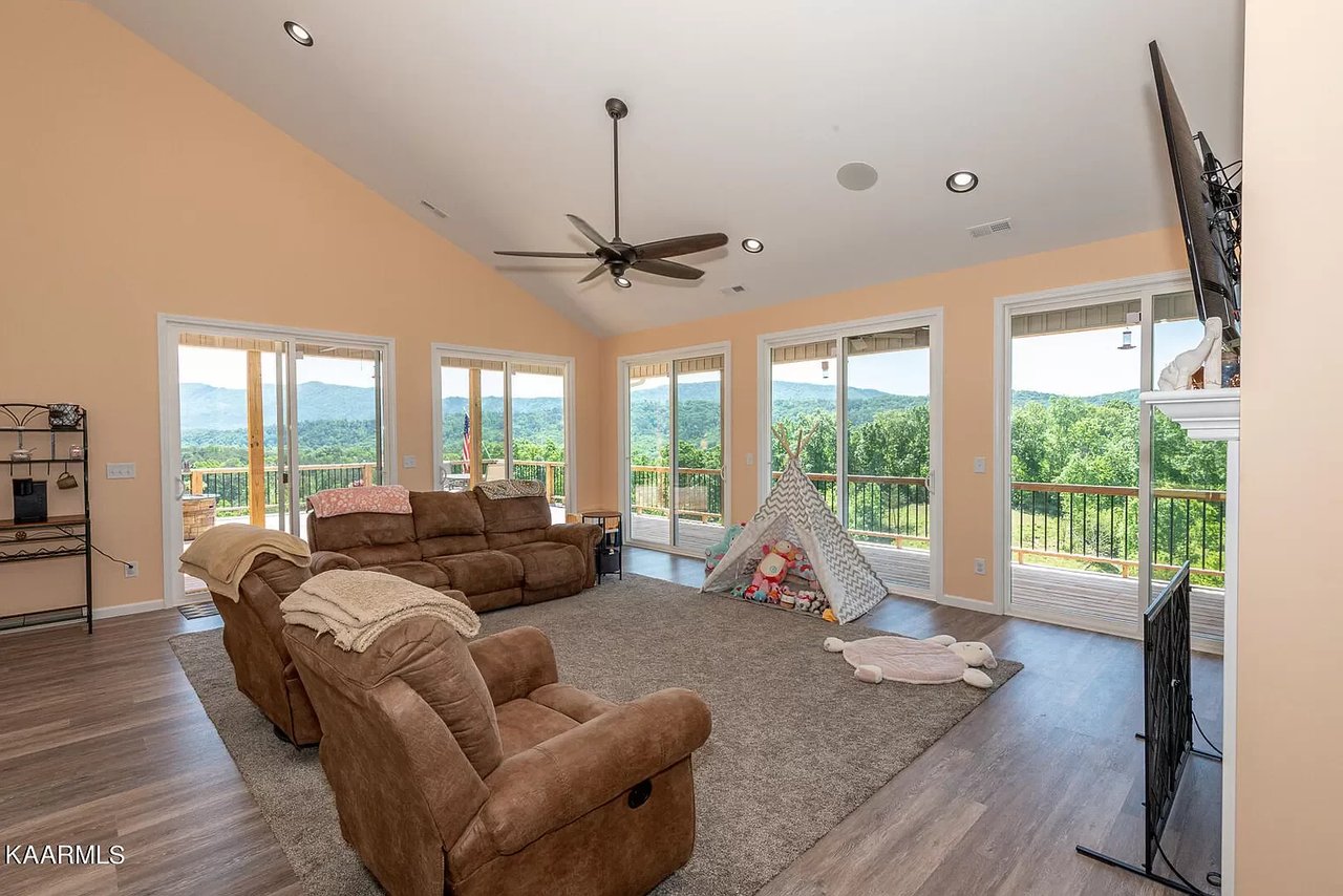 2115 Bob Irwin Rd