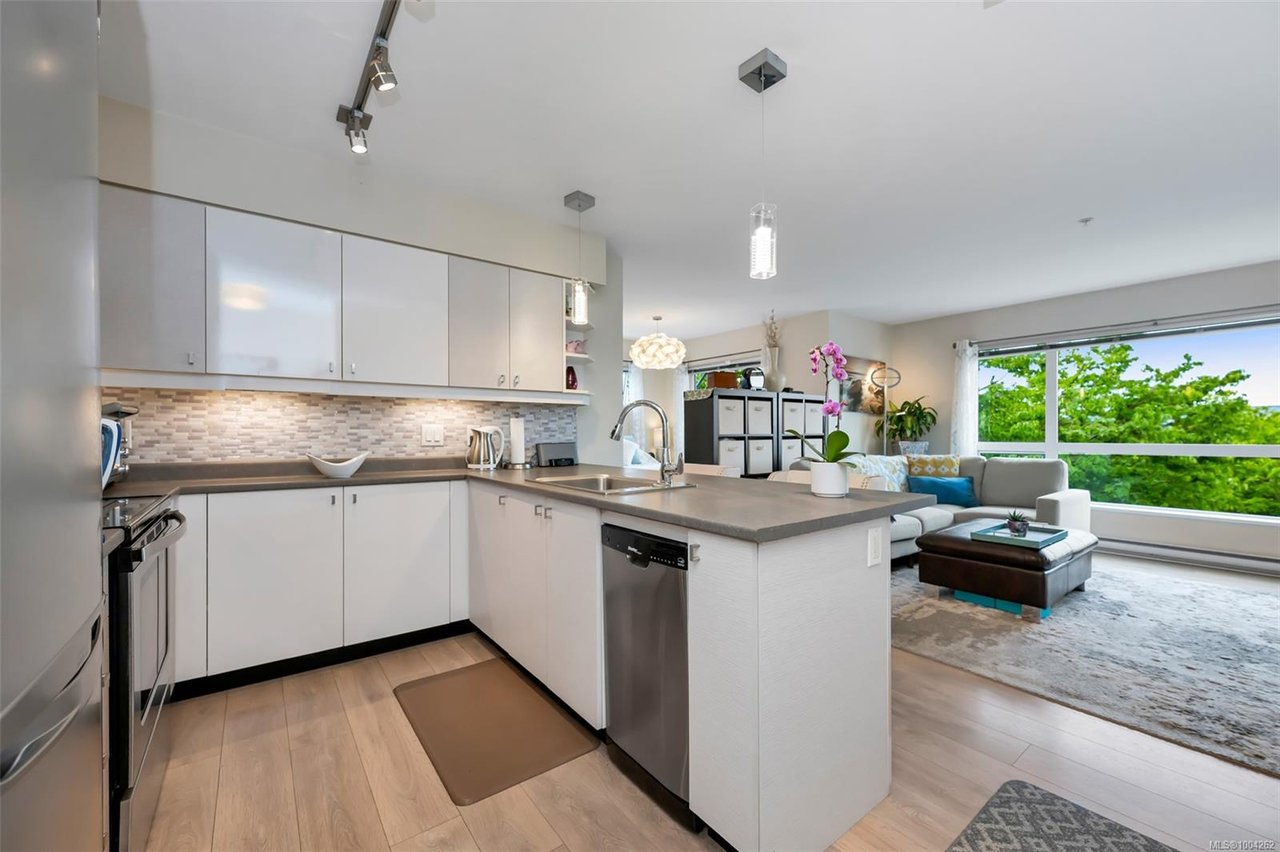 208-787 TYEE Rd, Victoria