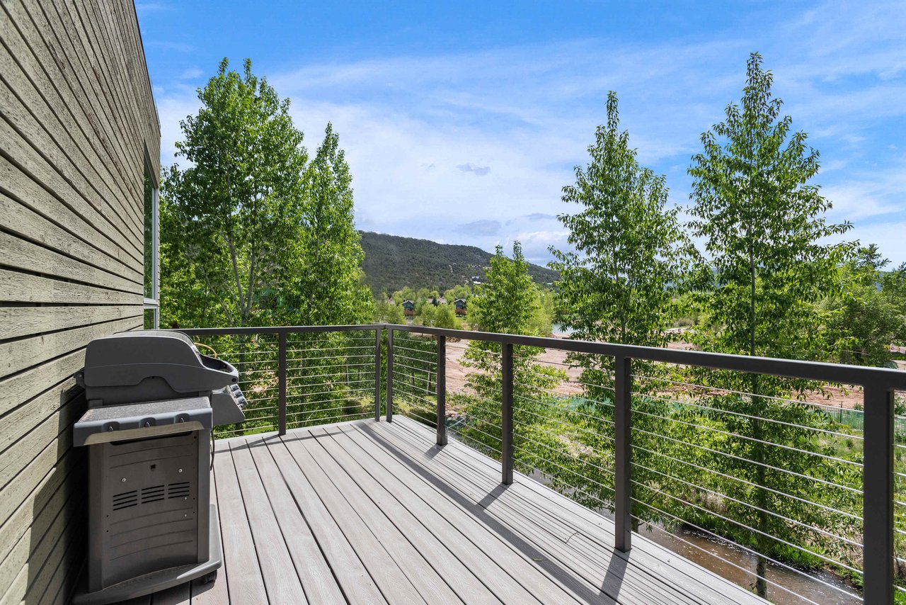 Stunning Top floor Park Modern Condo in Basalt 