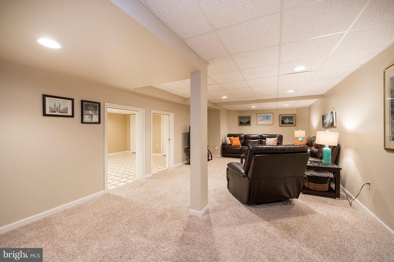 4 Woodford Ln