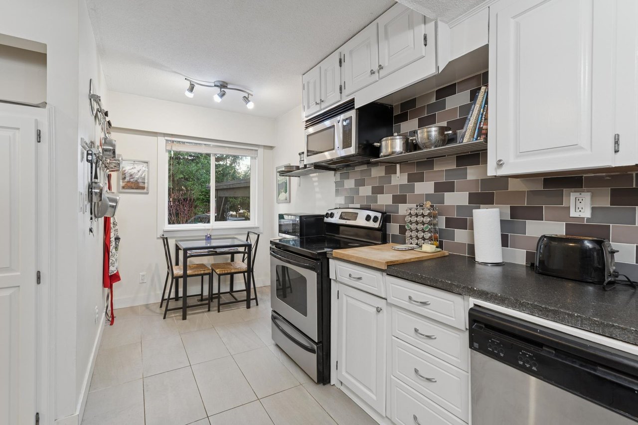 2060 Deep Cove Cres