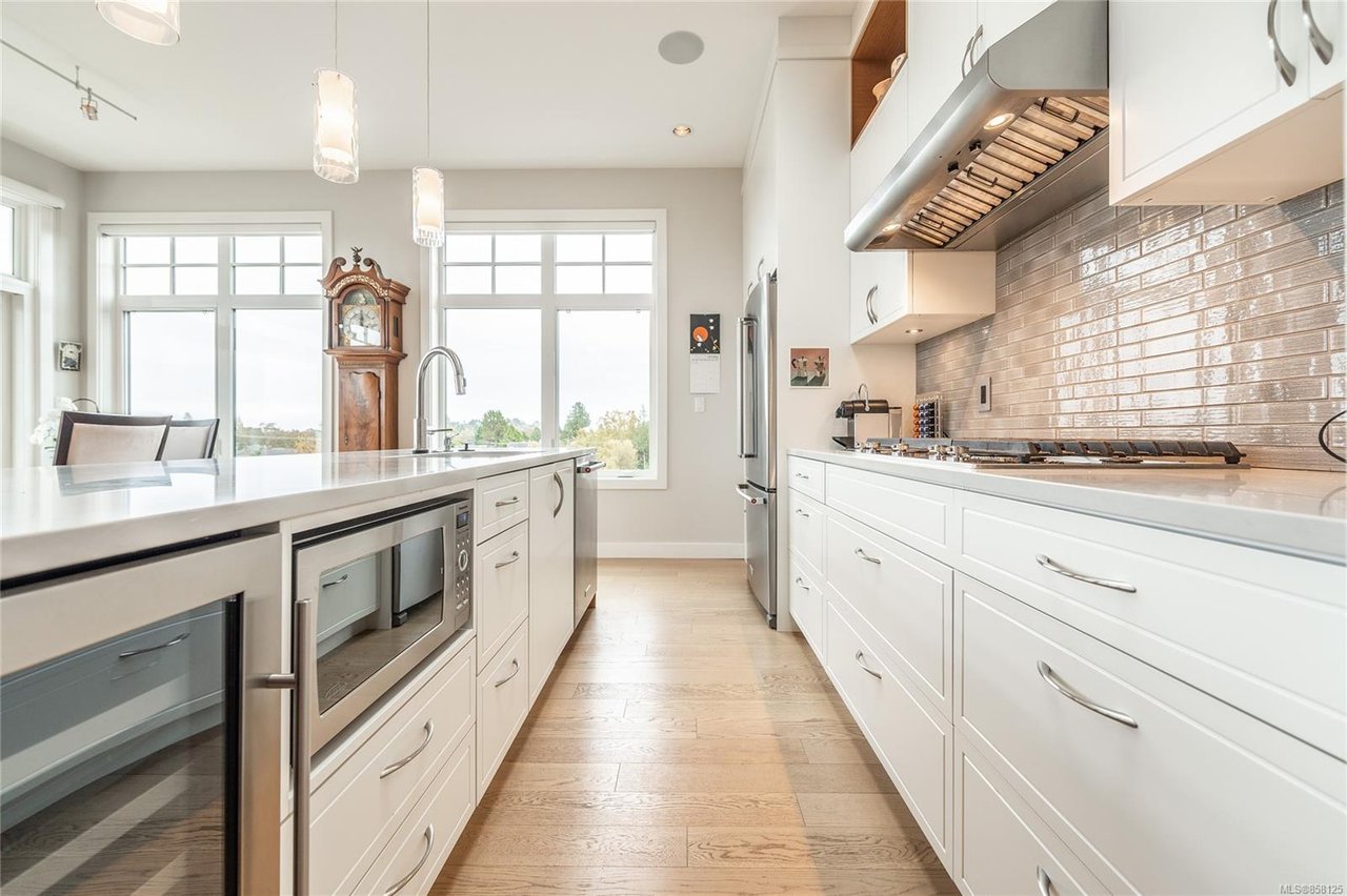 401-1765 Oak Bay Ave