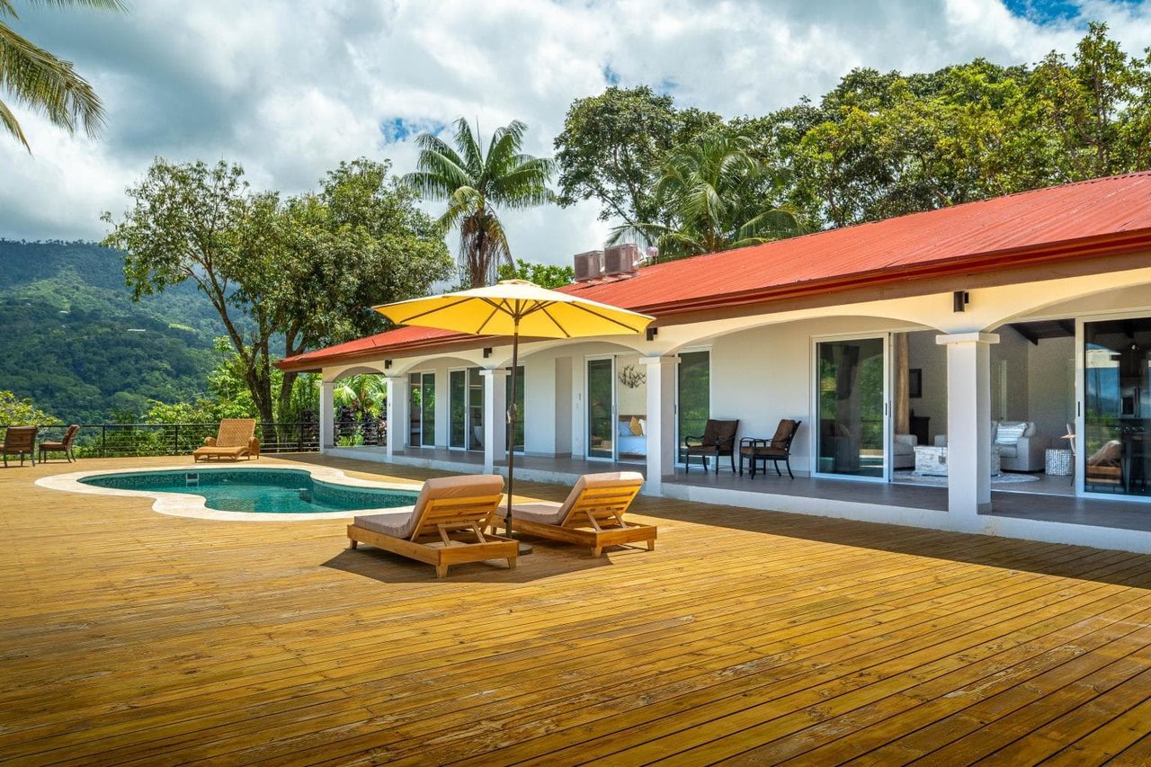 Casa Blanca: Luxury Oceanview 4 Bedroom Uvita Home