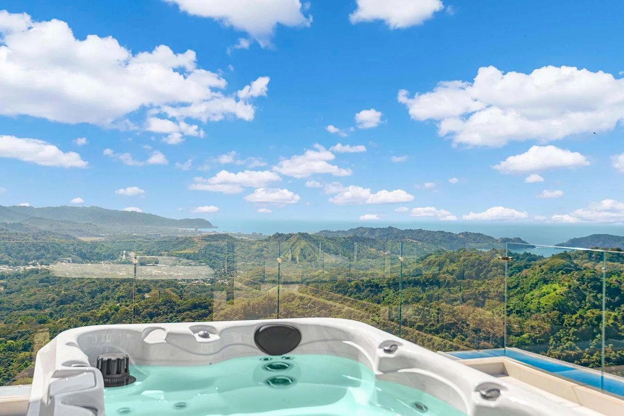 Luxury Oceanview Corner Penthouse, Jaco, Puntarenas
