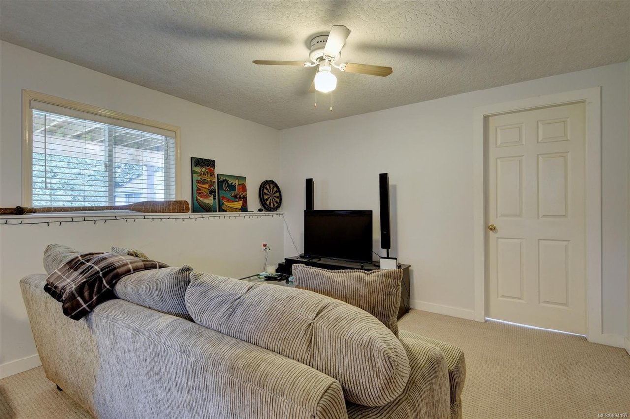 585 Baxter Ave
