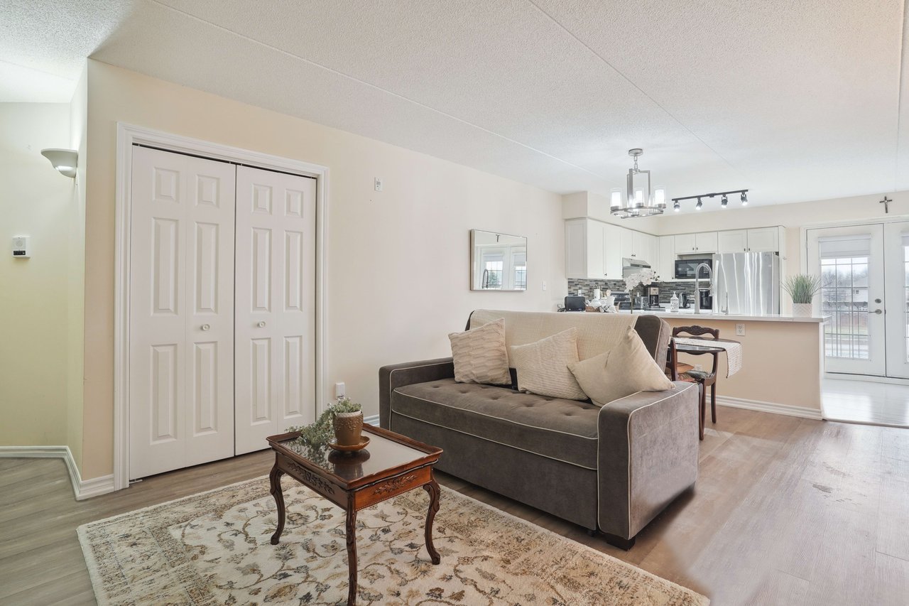 Welcoming 2 bedroom unit in sought after Glen Abbey neighbourhood