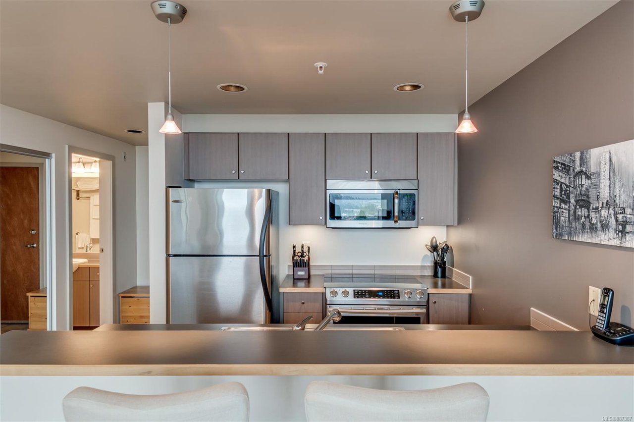908-732 Cormorant St
