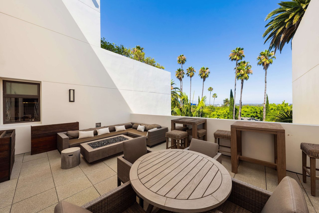 447 N Doheny #104