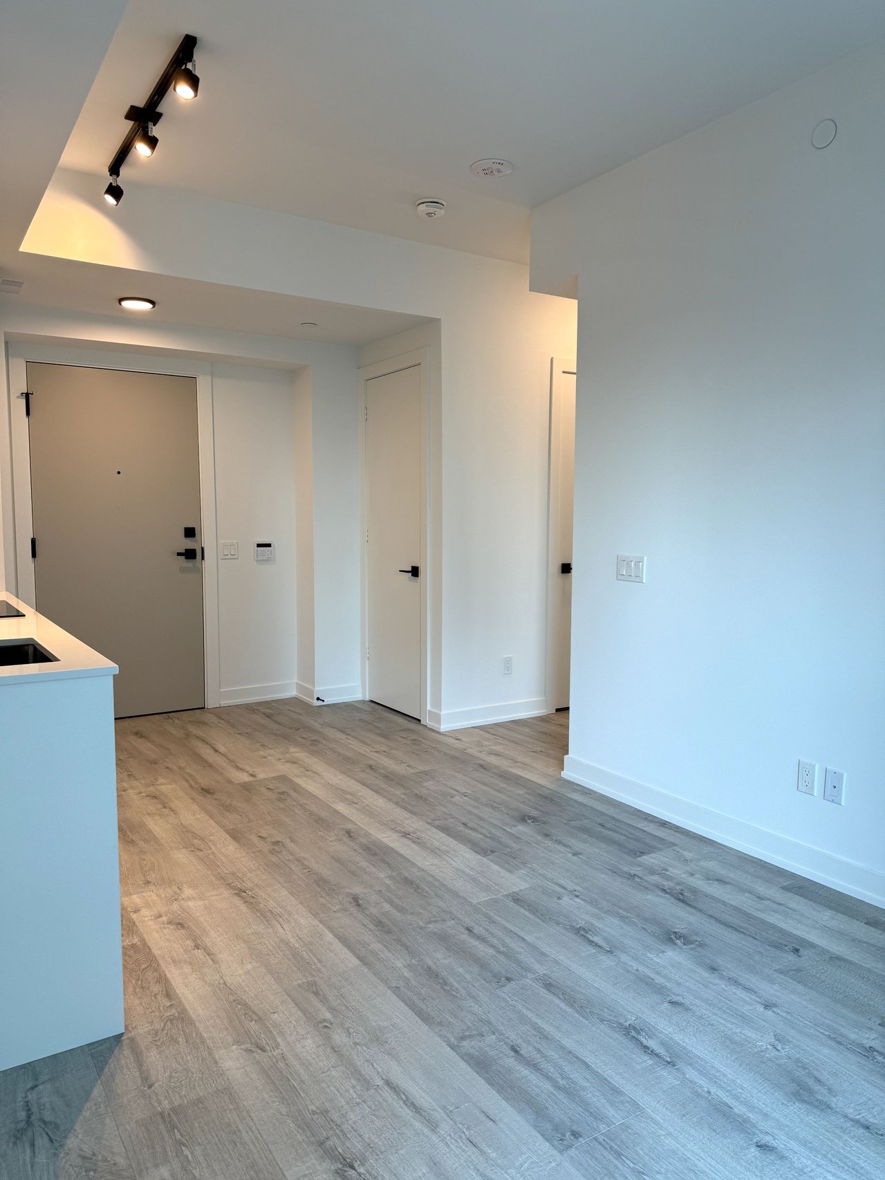  327 King St W Unit: 2105