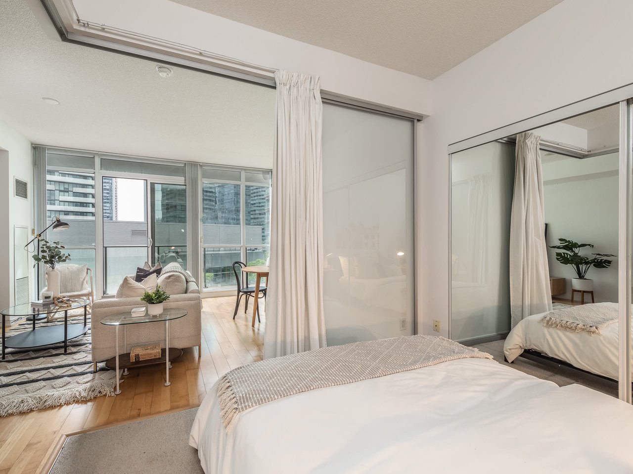 SOUTH SUITE IN MAPLE LEAF SQUARE