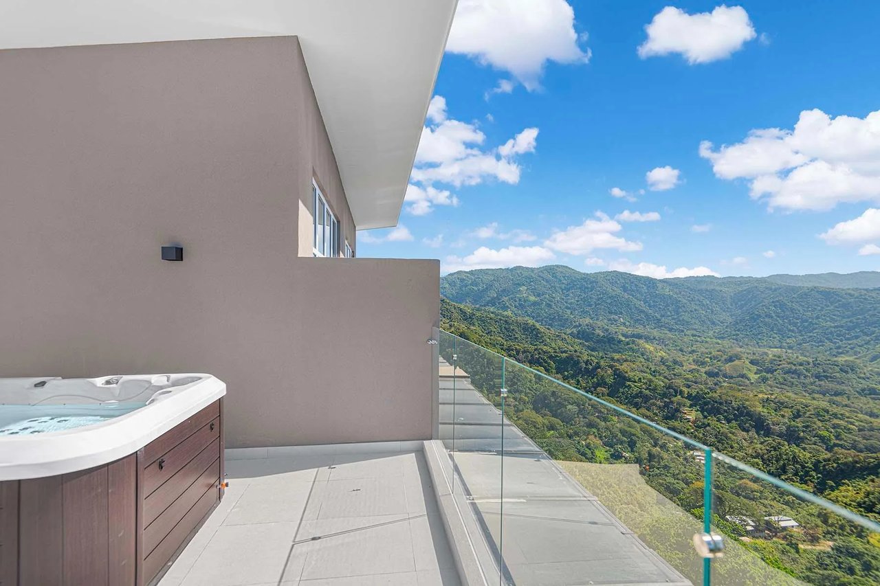 Luxury Oceanview Corner Penthouse, Jaco, Puntarenas