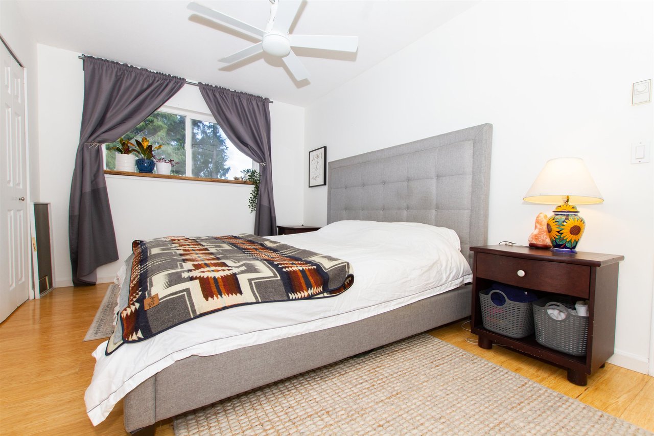 1016 Edgewater Cres