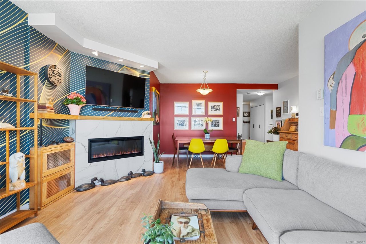 1005-1010 View St