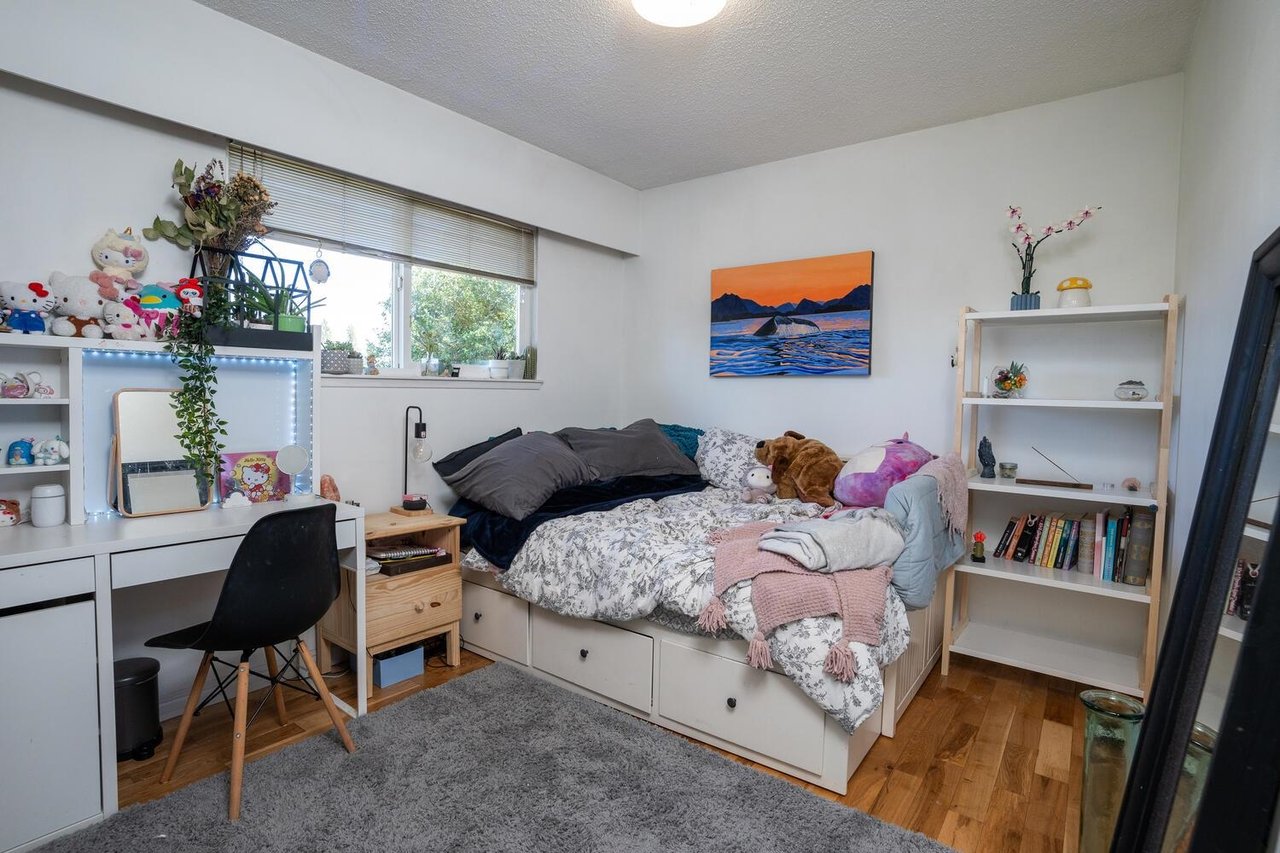4352 49 St