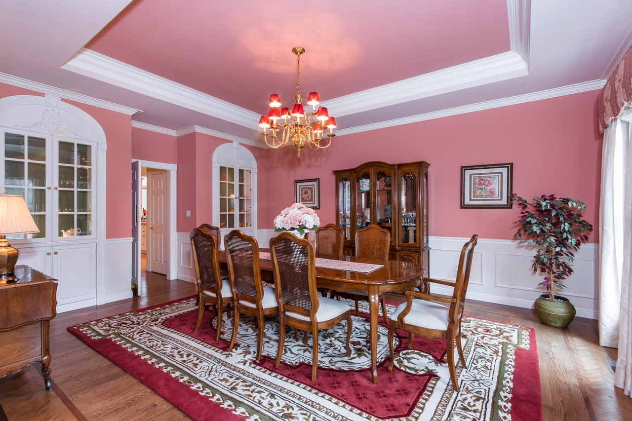 Traditional Frontenac Living on Quiet Culdesac