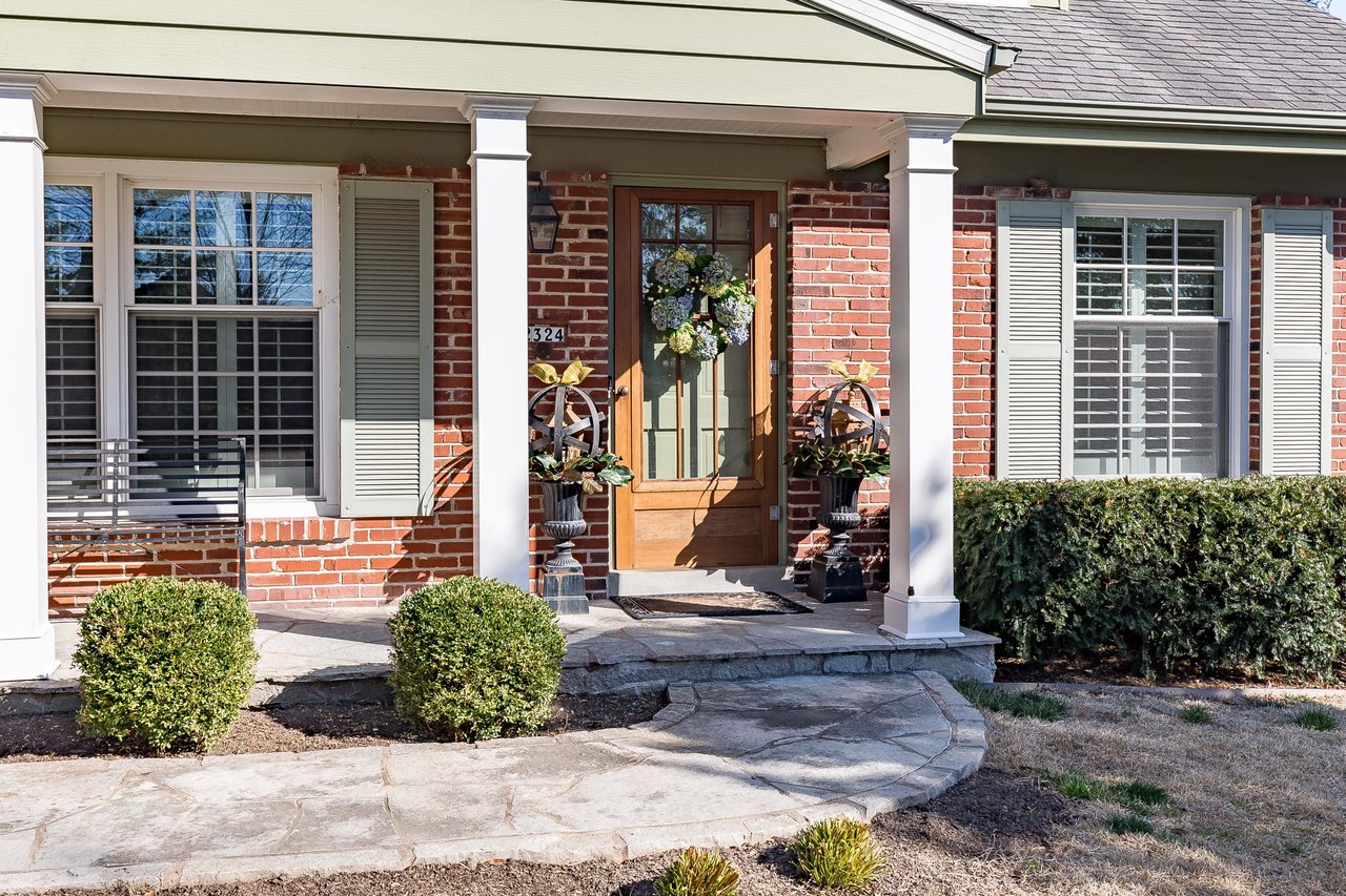Darling 1.5 Story Home in Crystal Lake Park
