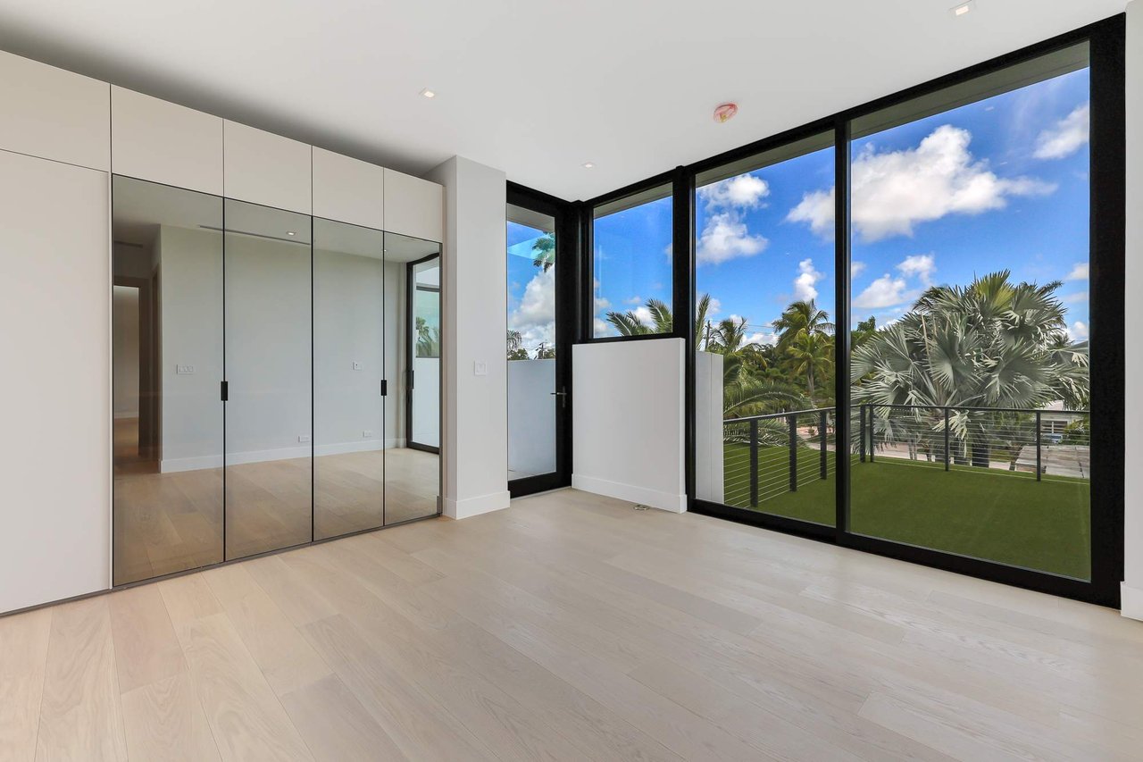4585 Nautilus Dr