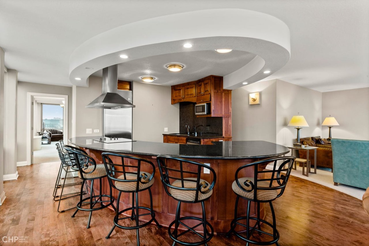 111 E Chestnut St, #37K