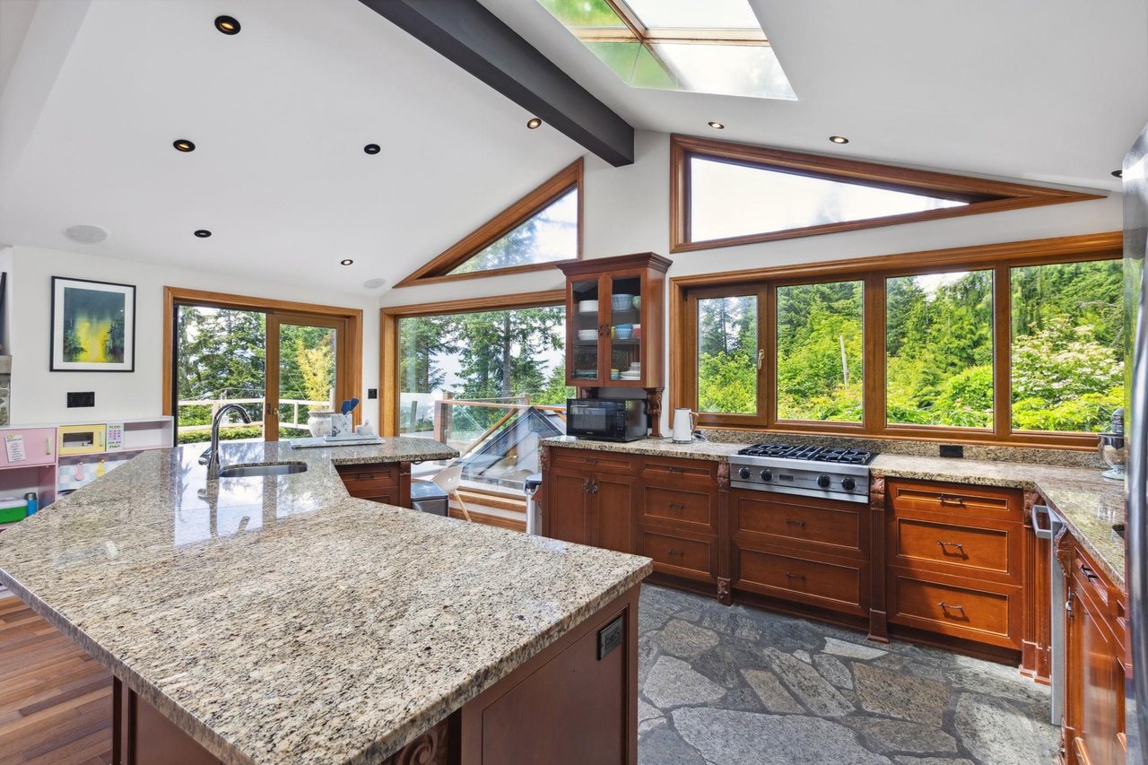 425 Mountain Dr