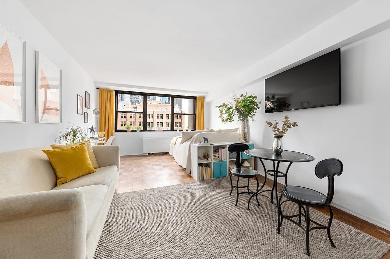 225 E 36TH Street Unit: 15B