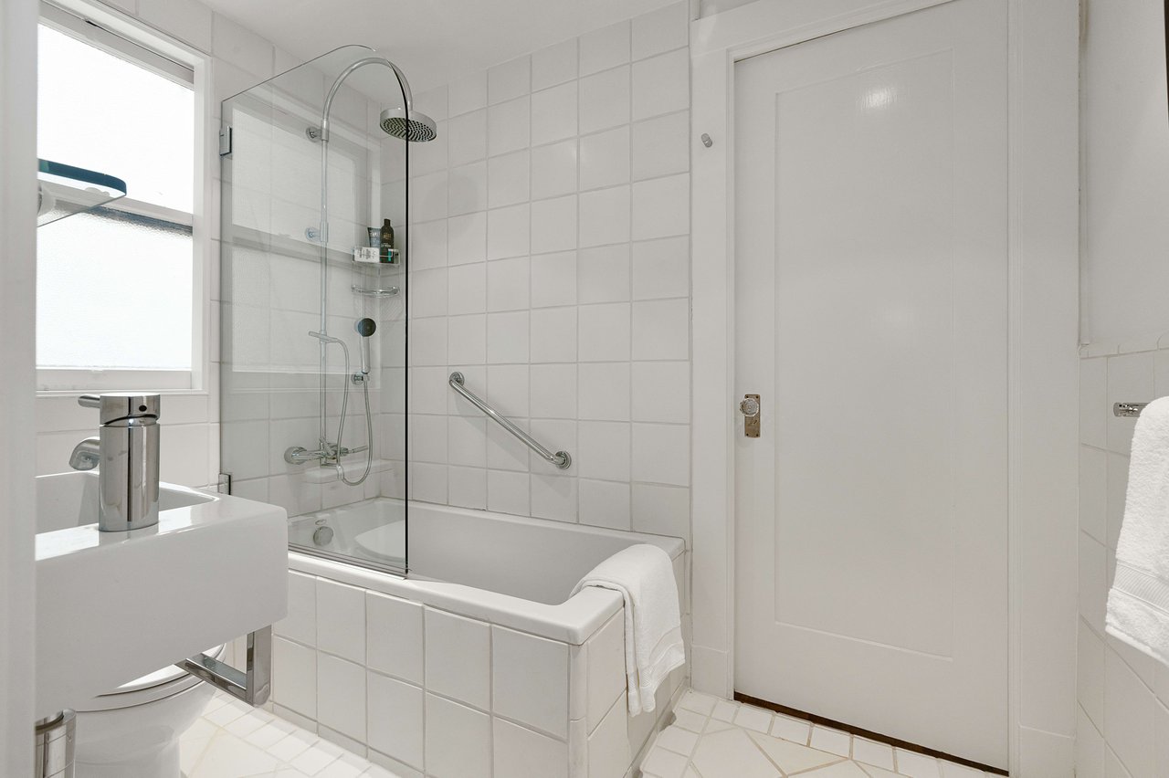 Grand New York-Style Condominium at 840 Powell
