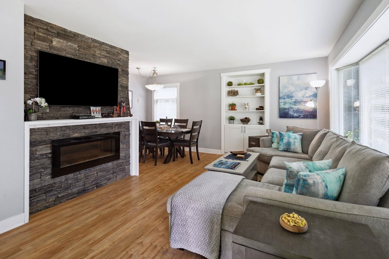 1384 Fernwood Cres
