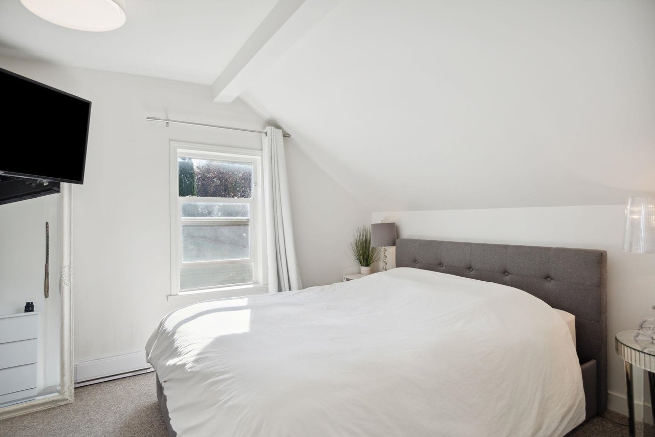 1200 Douglas Cres