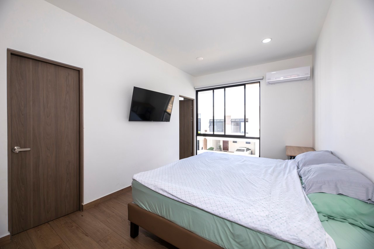Private Pool Turnkey Condo, Santa Ana, San Jose