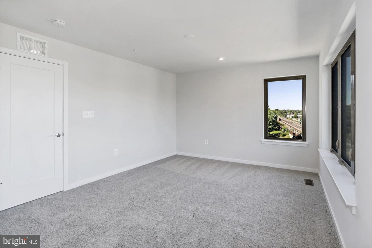 864 Thompson Cres