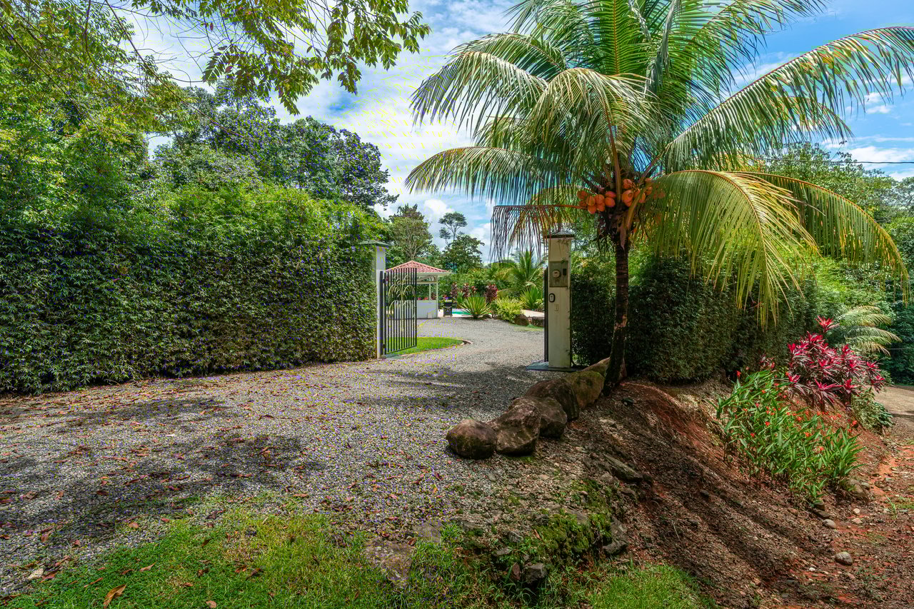 Excellent 3BR in Popular Neighborhood, Quiet, Private, Strong Rental Income