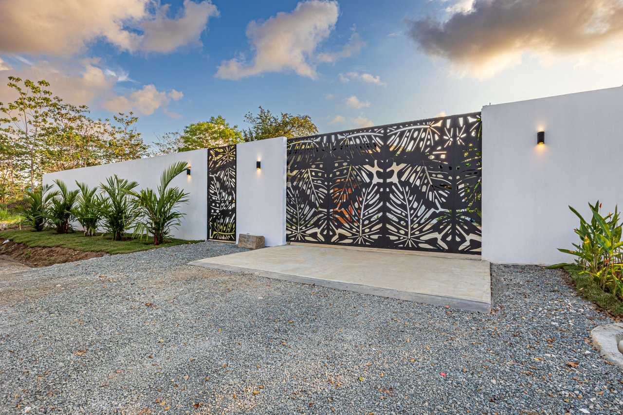 Brand new House in Uvita, 3 Bed, 2Bath. Walk to the Stores