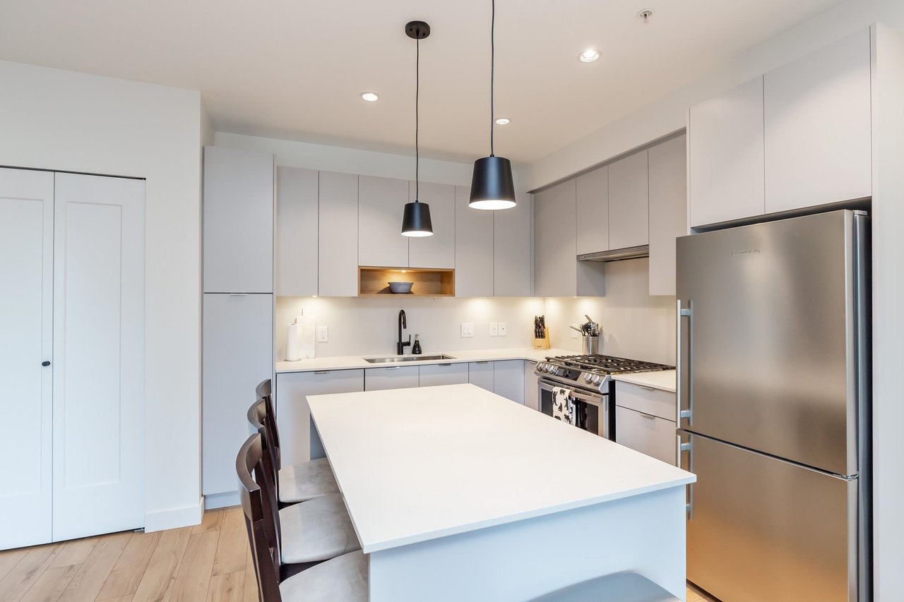 413-2493 Montrose Ave