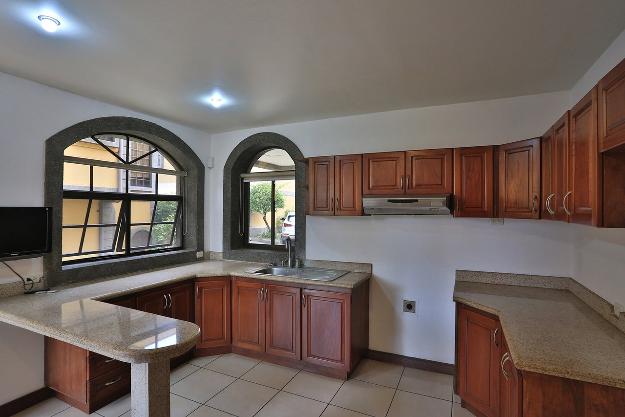 Spacious Terrace Gated Townhome, Heredia