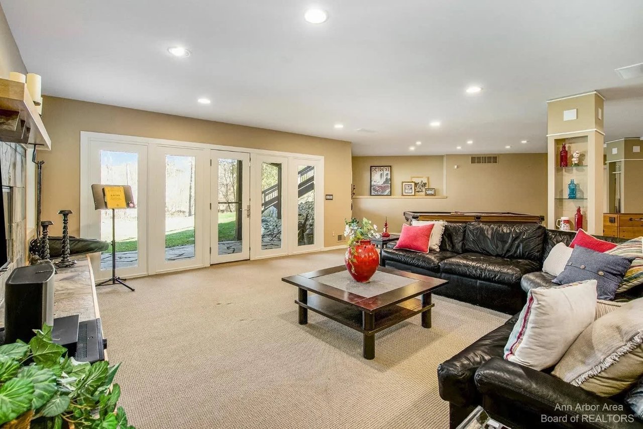 2566 Thornapple Drive, Ann Arbor, MI 48103