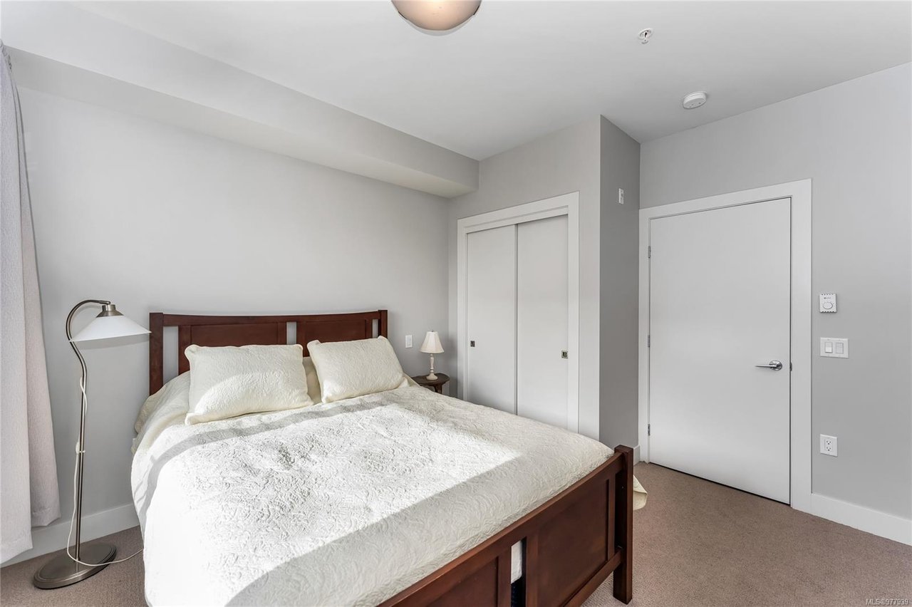 302-3815 Rowland Ave