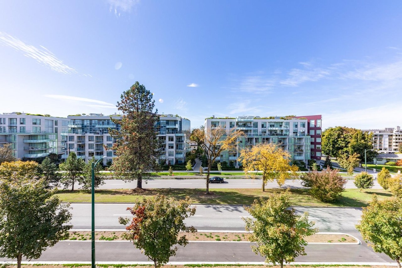401-4988 Cambie St