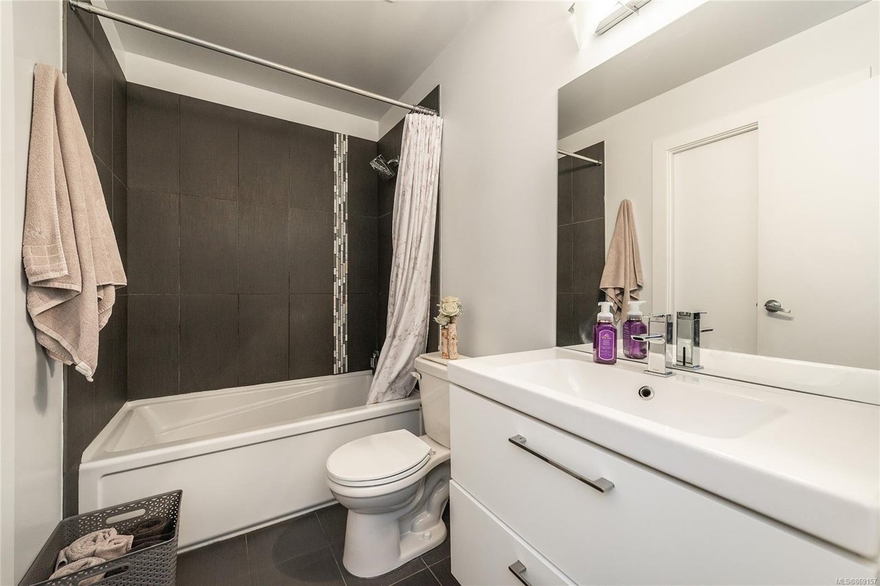 222-2871 Jacklin Rd