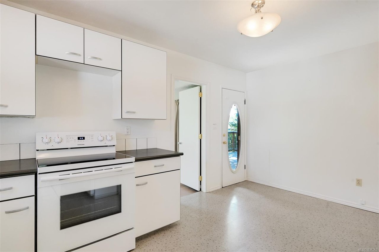 2765 Fernwood Rd
