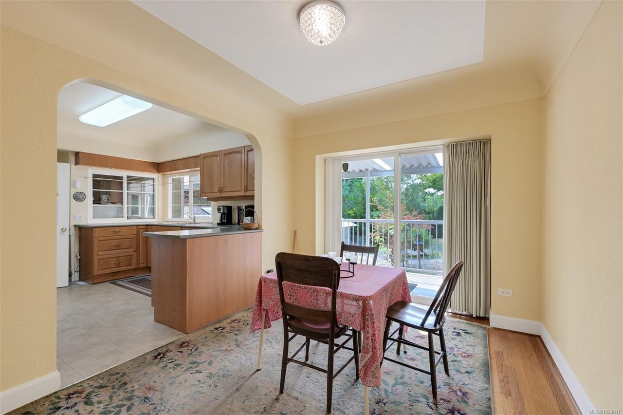 2587 MacDonald Dr