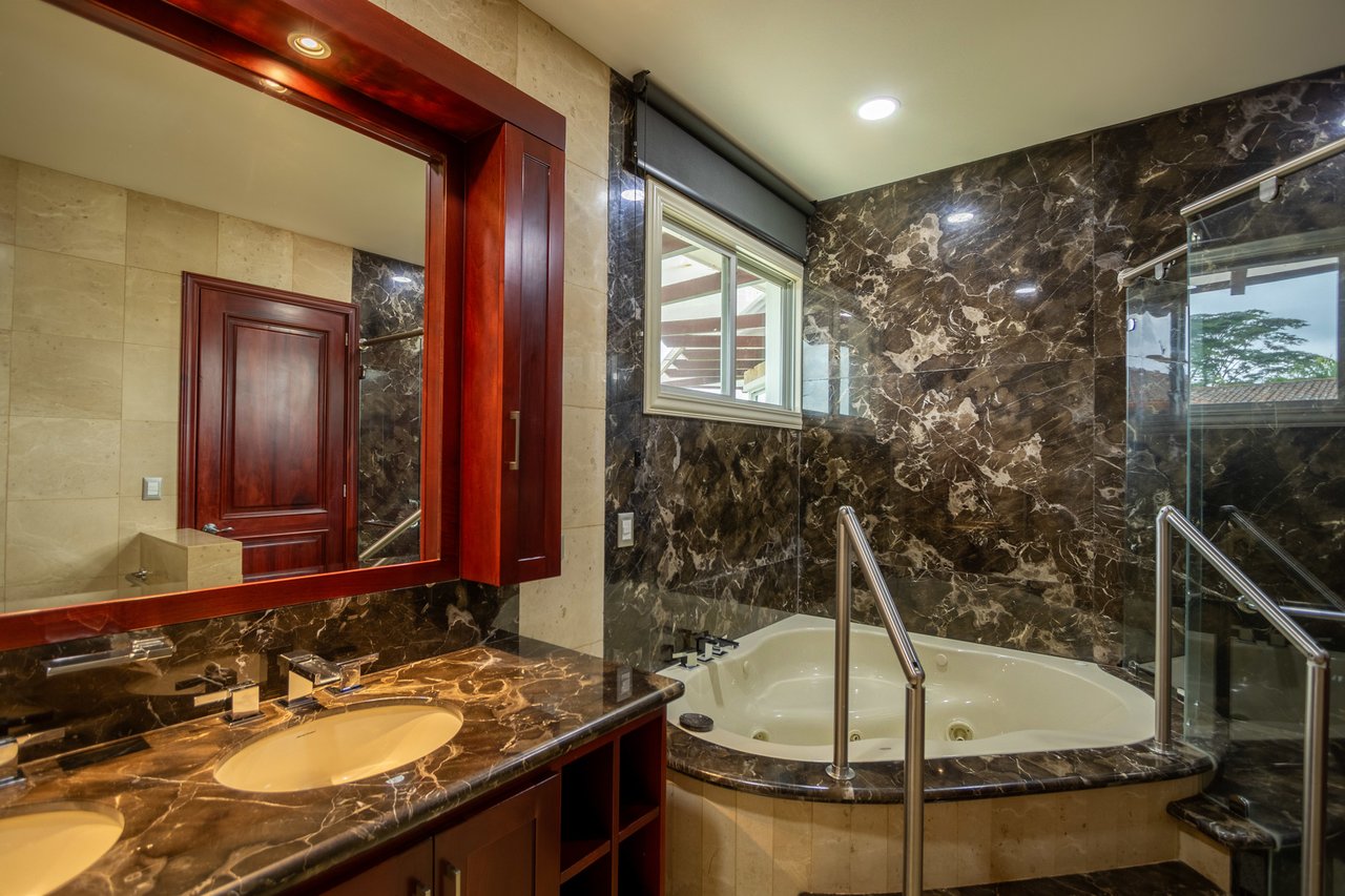 Classic Luxury Pool Estate, Curridabat, San Jose