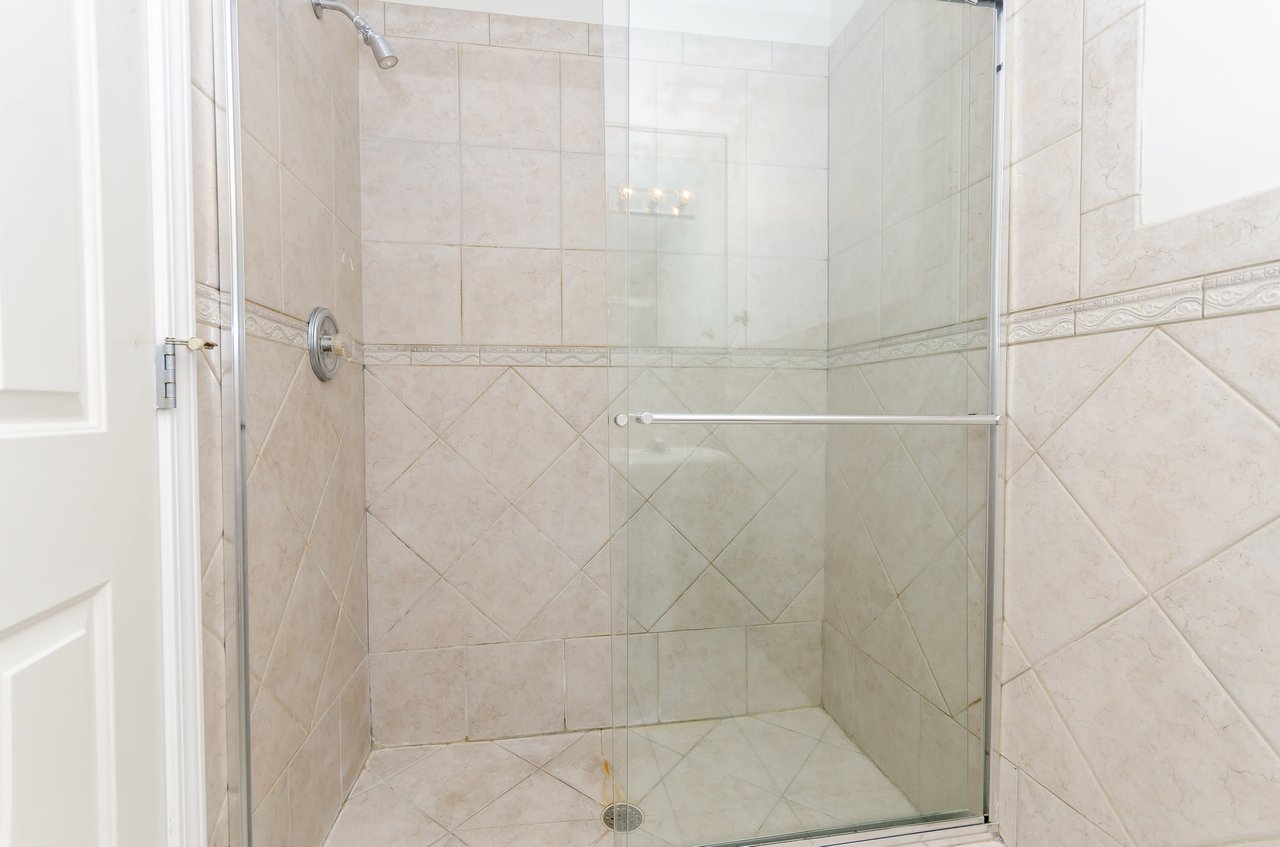 Spacious and Open Condo: 2342 W Harrison St #2